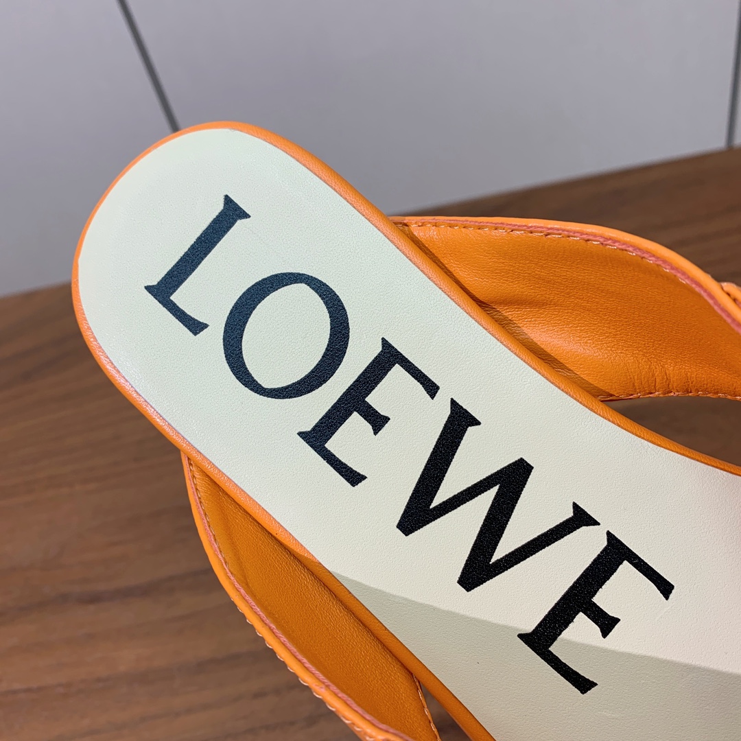 【LOEW*】拖鞋。简约大方，质感满满。日常随意搭配都非常奈斯。面料原版定制小牛皮，原版一致牛皮内里，原