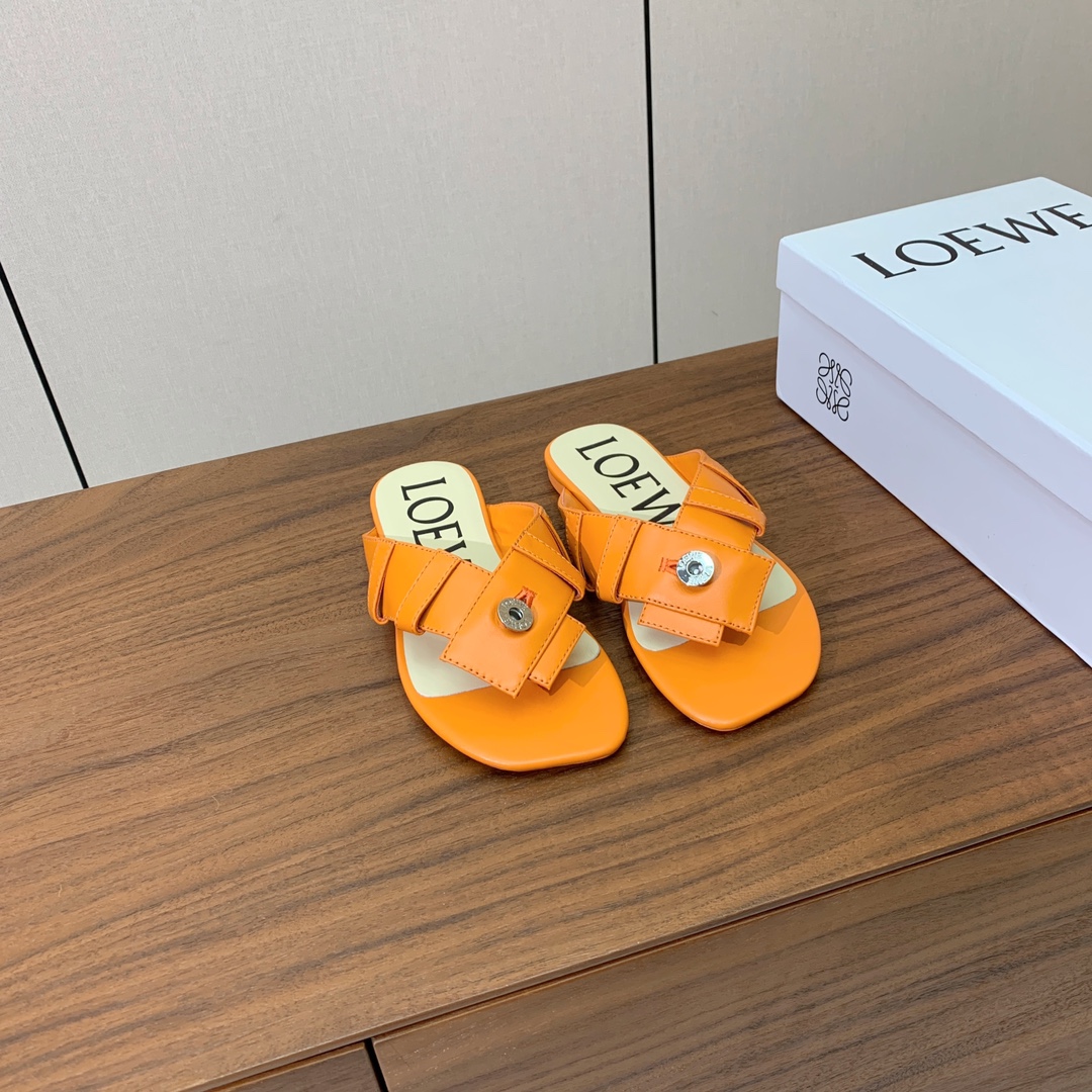 【LOEW*】拖鞋。简约大方，质感满满。日常随意搭配都非常奈斯。面料原版定制小牛皮，原版一致牛皮内里，原