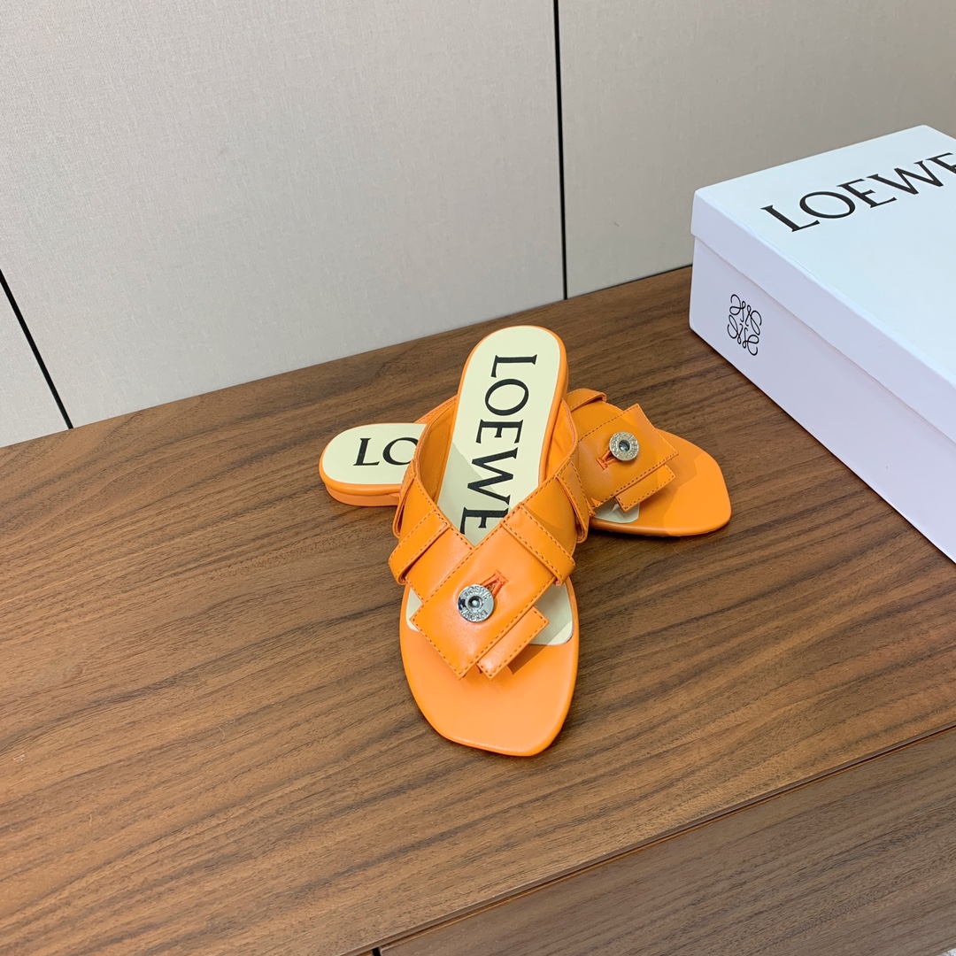 【LOEW*】拖鞋。简约大方，质感满满。日常随意搭配都非常奈斯。面料原版定制小牛皮，原版一致牛皮内里，原
