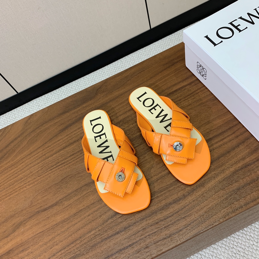 【LOEW*】拖鞋。简约大方，质感满满。日常随意搭配都非常奈斯。面料原版定制小牛皮，原版一致牛皮内里，原