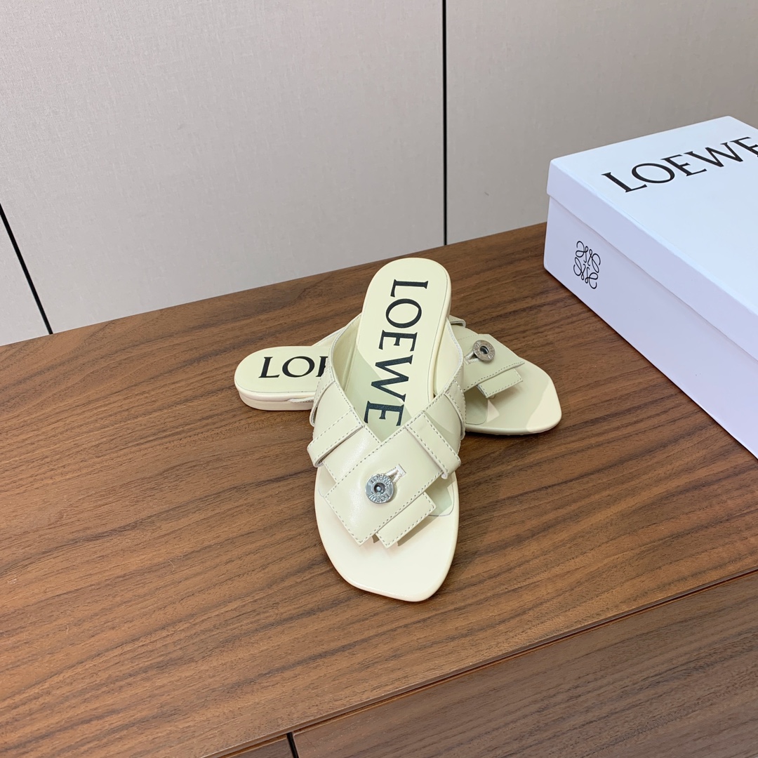【LOEW*】拖鞋。简约大方，质感满满。日常随意搭配都非常奈斯。面料原版定制小牛皮，原版一致牛皮内里，原