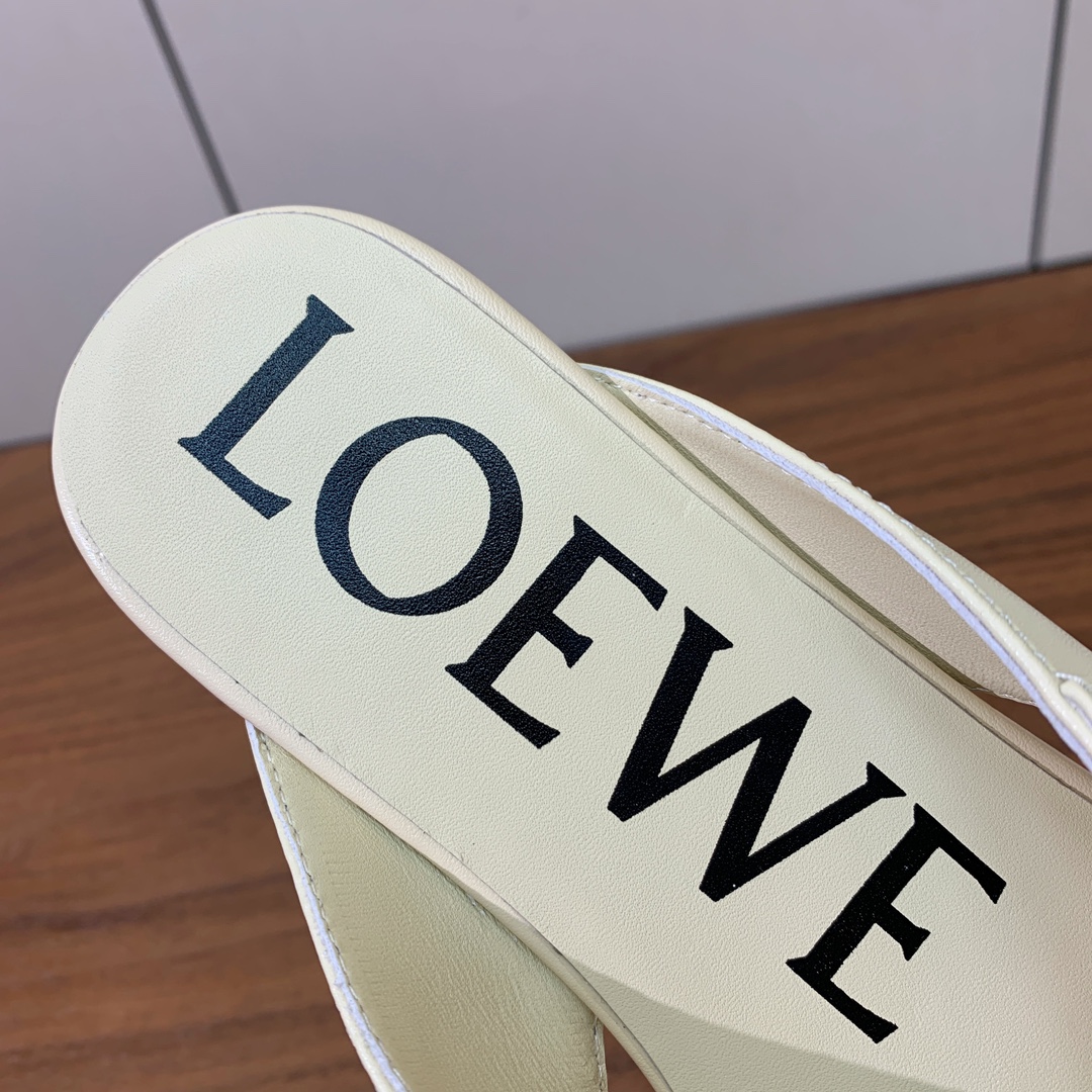 【LOEW*】拖鞋。简约大方，质感满满。日常随意搭配都非常奈斯。面料原版定制小牛皮，原版一致牛皮内里，原