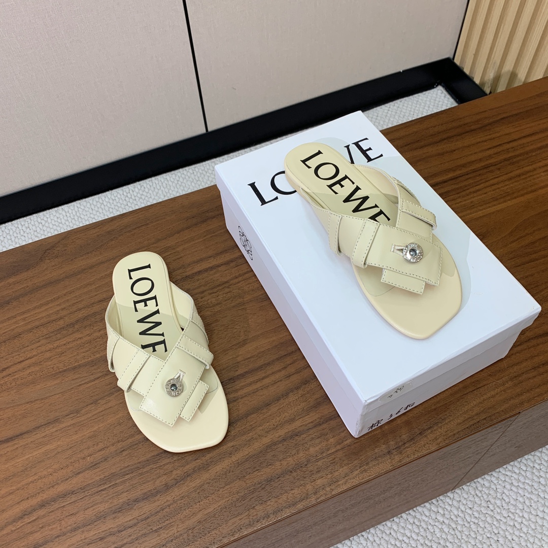 【LOEW*】拖鞋。简约大方，质感满满。日常随意搭配都非常奈斯。面料原版定制小牛皮，原版一致牛皮内里，原