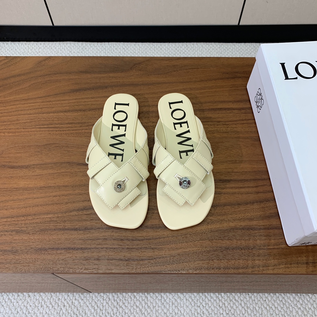 【LOEW*】拖鞋。简约大方，质感满满。日常随意搭配都非常奈斯。面料原版定制小牛皮，原版一致牛皮内里，原