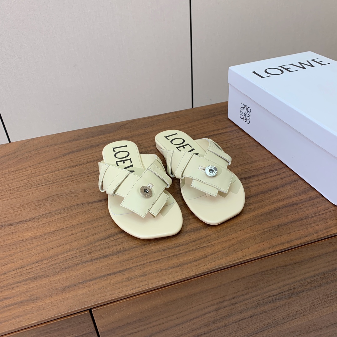 【LOEW*】拖鞋。简约大方，质感满满。日常随意搭配都非常奈斯。面料原版定制小牛皮，原版一致牛皮内里，原