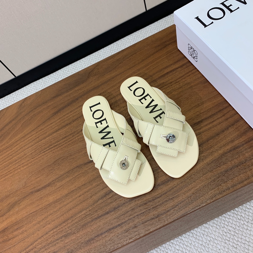 【LOEW*】拖鞋。简约大方，质感满满。日常随意搭配都非常奈斯。面料原版定制小牛皮，原版一致牛皮内里，原