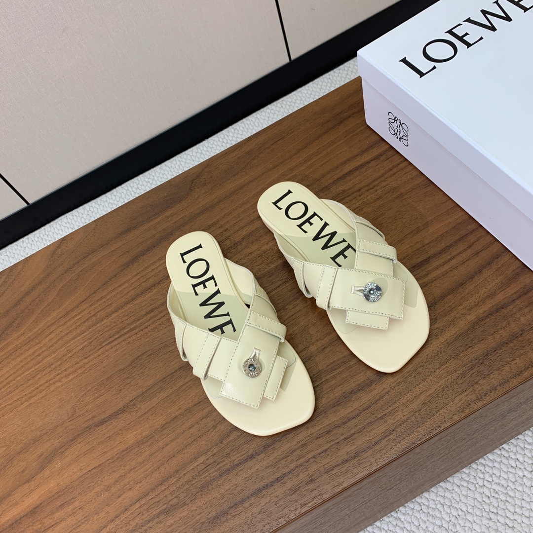 【LOEW*】拖鞋。简约大方，质感满满。日常随意搭配都非常奈斯。面料原版定制小牛皮，原版一致牛皮内里，原