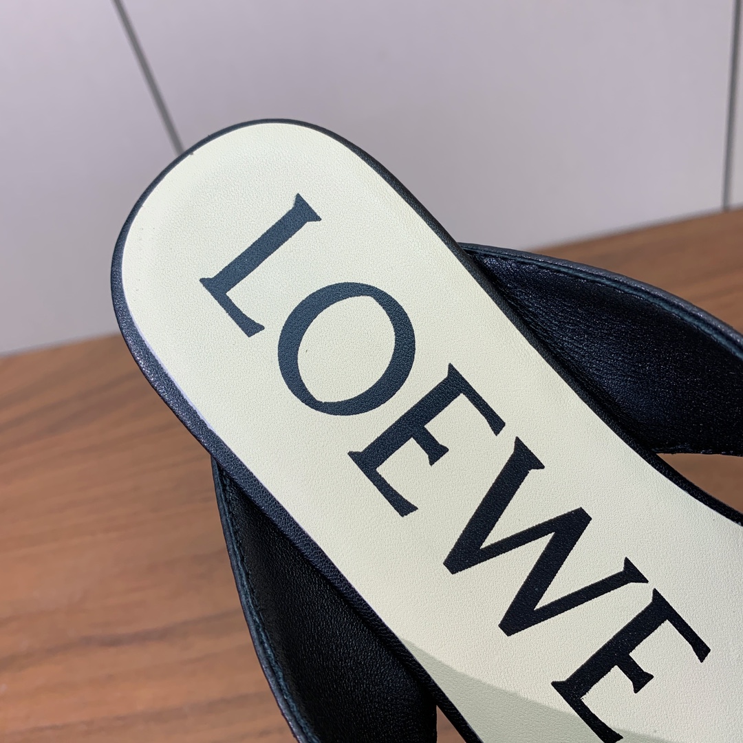 【LOEW*】拖鞋。简约大方，质感满满。日常随意搭配都非常奈斯。面料原版定制小牛皮，原版一致牛皮内里，原