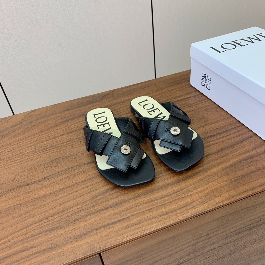 【LOEW*】拖鞋。简约大方，质感满满。日常随意搭配都非常奈斯。面料原版定制小牛皮，原版一致牛皮内里，原