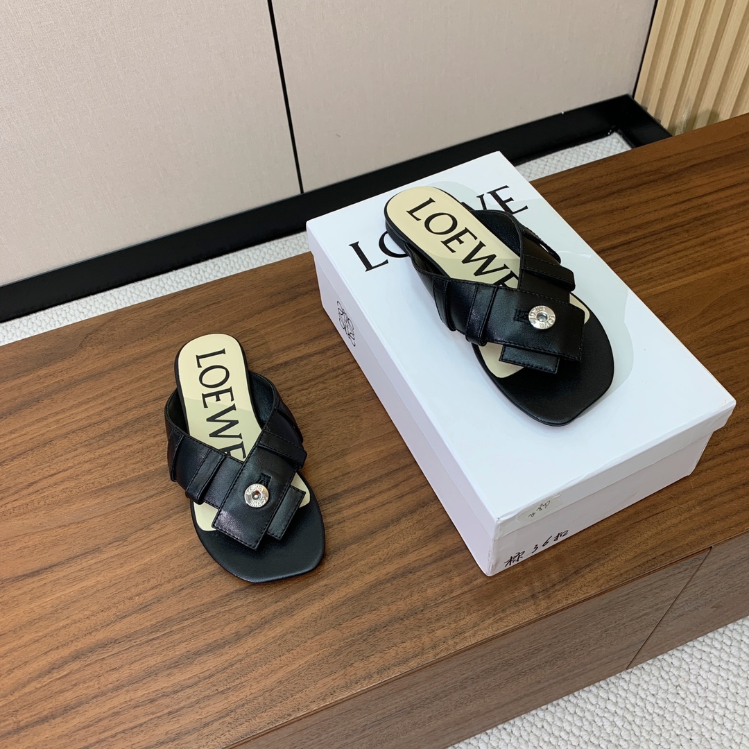【LOEW*】拖鞋。简约大方，质感满满。日常随意搭配都非常奈斯。面料原版定制小牛皮，原版一致牛皮内里，原