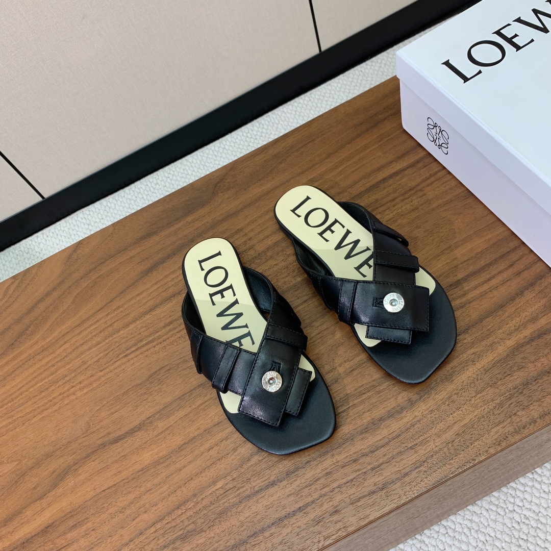 【LOEW*】拖鞋。简约大方，质感满满。日常随意搭配都非常奈斯。面料原版定制小牛皮，原版一致牛皮内里，原