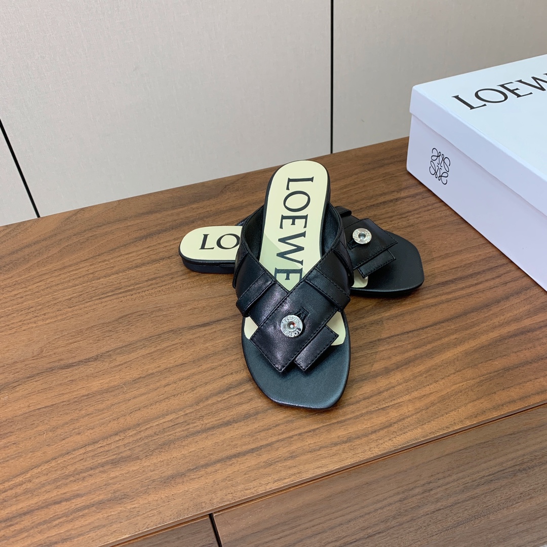 【LOEW*】拖鞋。简约大方，质感满满。日常随意搭配都非常奈斯。面料原版定制小牛皮，原版一致牛皮内里，原