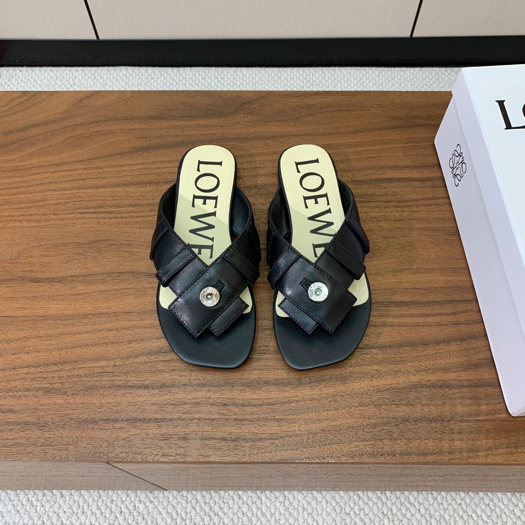 【LOEW*】拖鞋。简约大方，质感满满。日常随意搭配都非常奈斯。面料原版定制小牛皮，原版一致牛皮内里，原