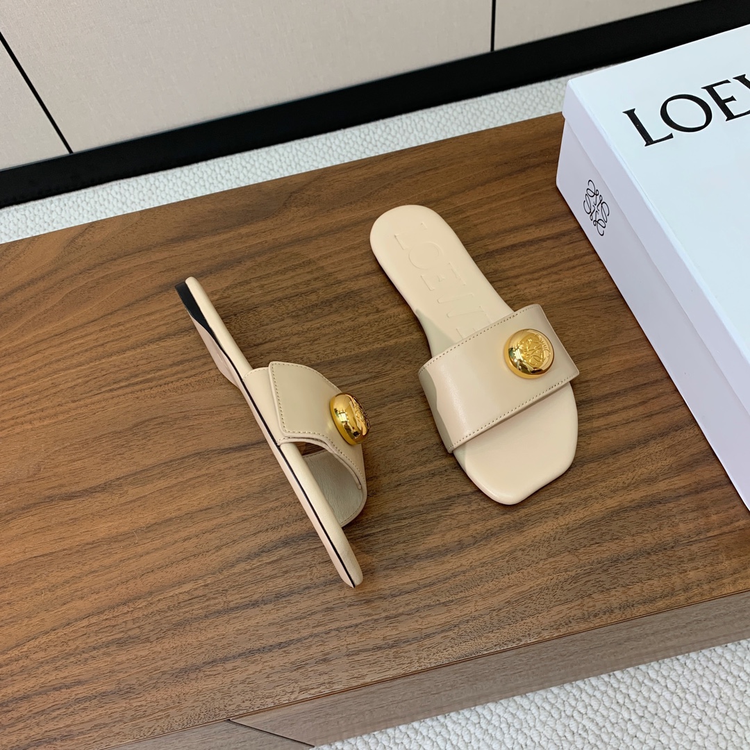 【LOEW*】金扣皮拖鞋。简约大方，质感满满。日常随意搭配都非常奈斯。面料原版定制小牛皮，原版一致牛皮内