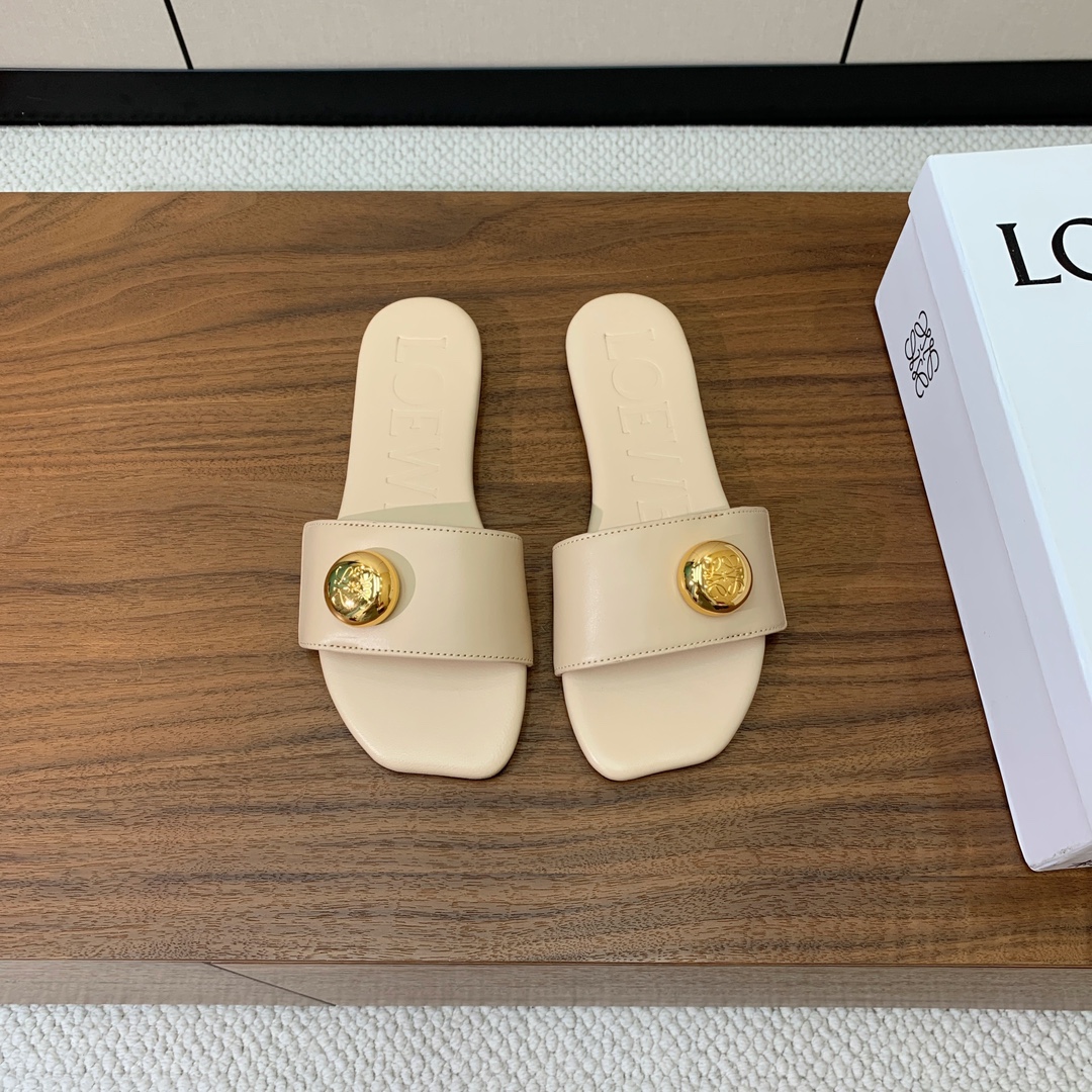 【LOEW*】金扣皮拖鞋。简约大方，质感满满。日常随意搭配都非常奈斯。面料原版定制小牛皮，原版一致牛皮内
