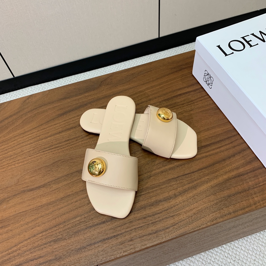 【LOEW*】金扣皮拖鞋。简约大方，质感满满。日常随意搭配都非常奈斯。面料原版定制小牛皮，原版一致牛皮内