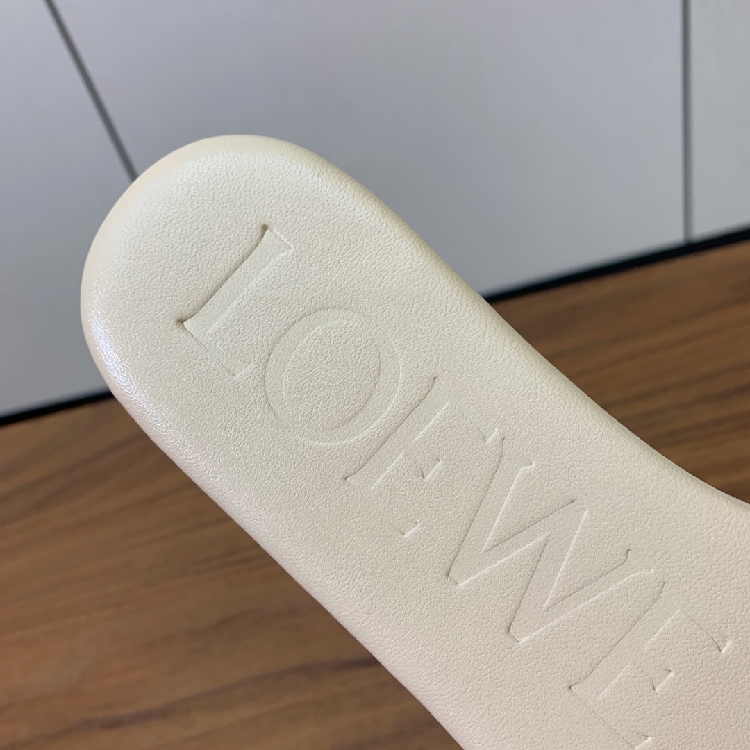【LOEW*】金扣皮拖鞋。简约大方，质感满满。日常随意搭配都非常奈斯。面料原版定制小牛皮，原版一致牛皮内