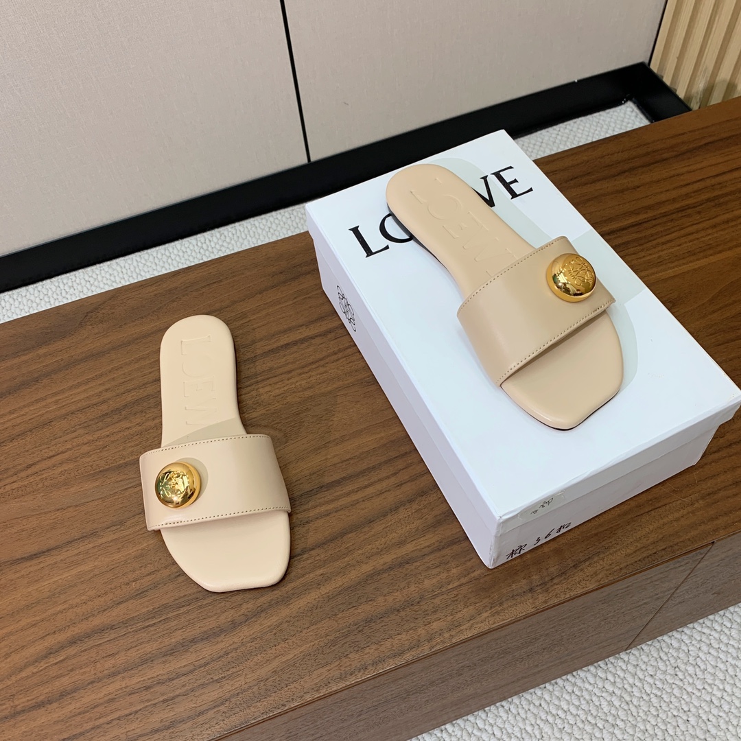 【LOEW*】金扣皮拖鞋。简约大方，质感满满。日常随意搭配都非常奈斯。面料原版定制小牛皮，原版一致牛皮内