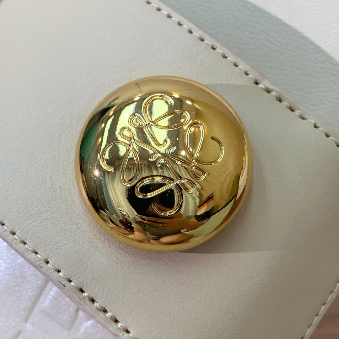 【LOEW*】金扣皮拖鞋。简约大方，质感满满。日常随意搭配都非常奈斯。面料原版定制小牛皮，原版一致牛皮内