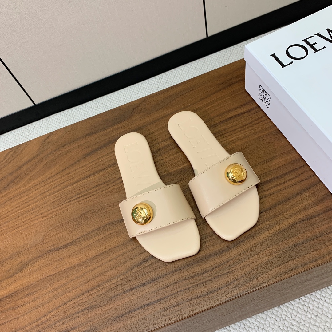 【LOEW*】金扣皮拖鞋。简约大方，质感满满。日常随意搭配都非常奈斯。面料原版定制小牛皮，原版一致牛皮内