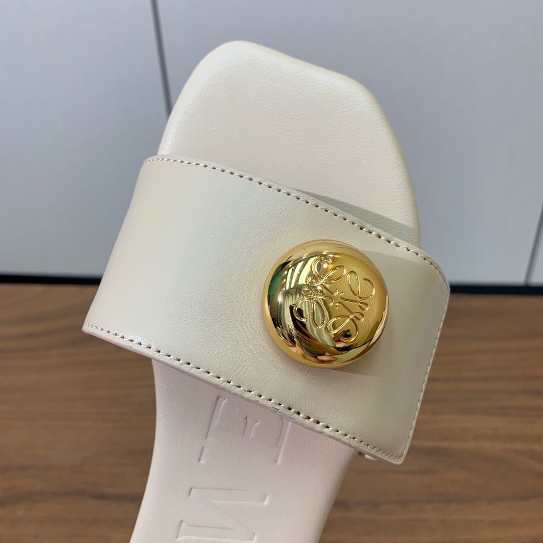 【LOEW*】金扣皮拖鞋。简约大方，质感满满。日常随意搭配都非常奈斯。面料原版定制小牛皮，原版一致牛皮内