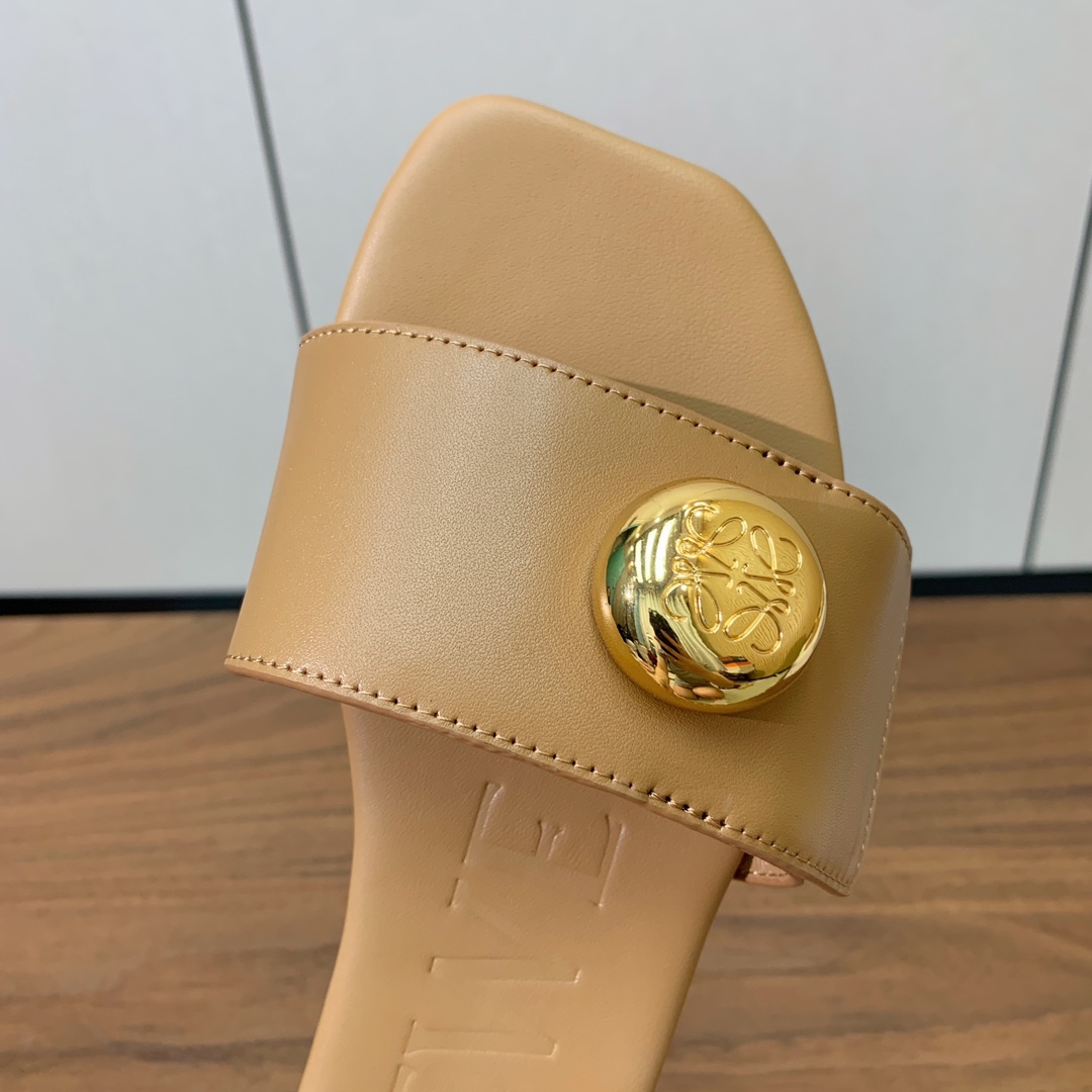 【LOEW*】金扣皮拖鞋。简约大方，质感满满。日常随意搭配都非常奈斯。面料原版定制小牛皮，原版一致牛皮内