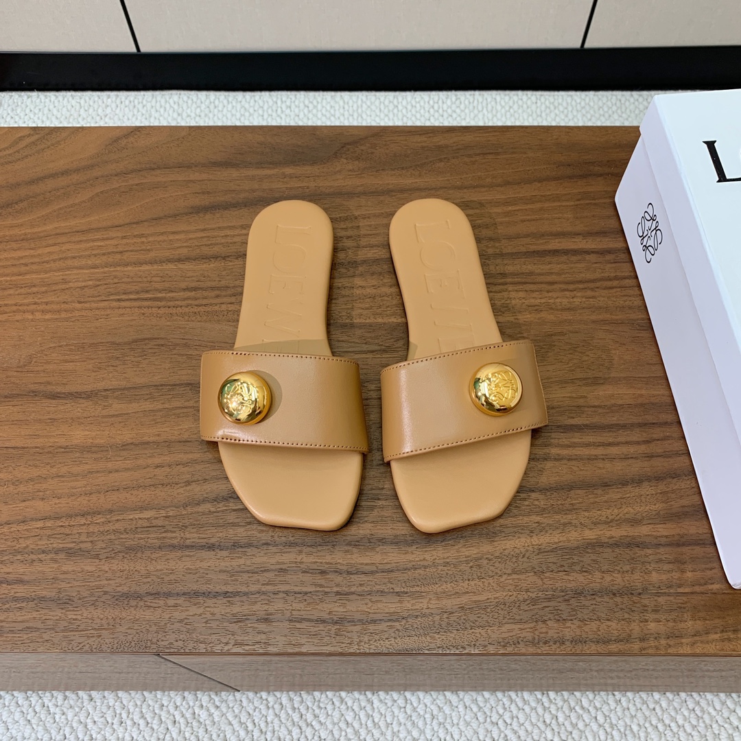 【LOEW*】金扣皮拖鞋。简约大方，质感满满。日常随意搭配都非常奈斯。面料原版定制小牛皮，原版一致牛皮内
