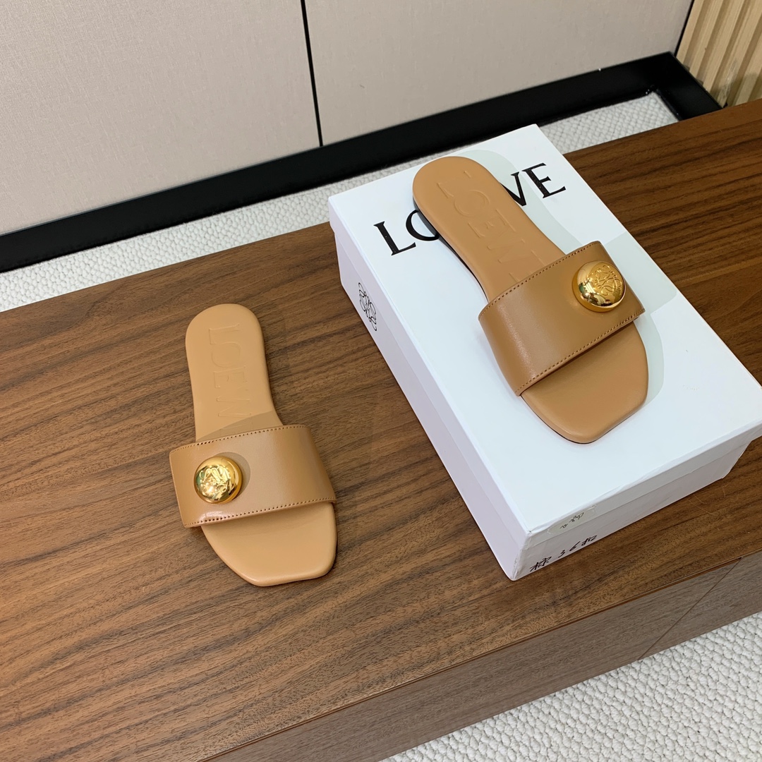 【LOEW*】金扣皮拖鞋。简约大方，质感满满。日常随意搭配都非常奈斯。面料原版定制小牛皮，原版一致牛皮内