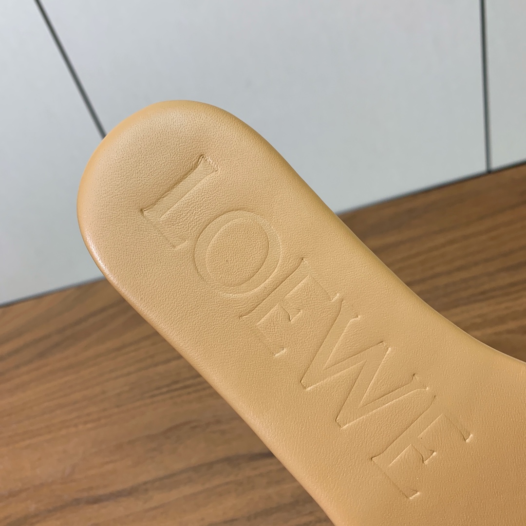 【LOEW*】金扣皮拖鞋。简约大方，质感满满。日常随意搭配都非常奈斯。面料原版定制小牛皮，原版一致牛皮内
