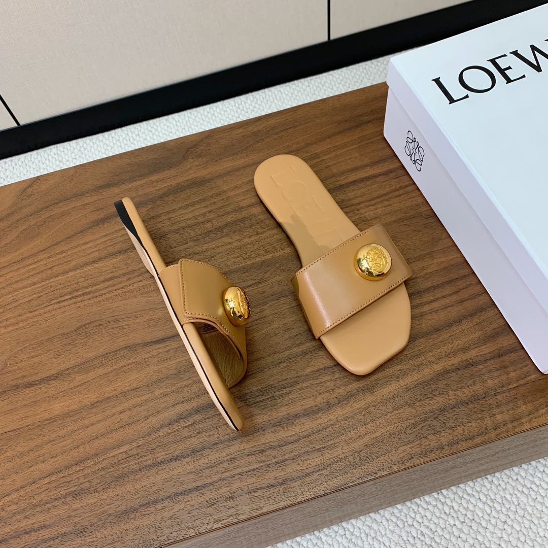 【LOEW*】金扣皮拖鞋。简约大方，质感满满。日常随意搭配都非常奈斯。面料原版定制小牛皮，原版一致牛皮内