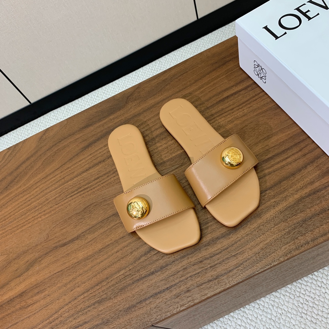 【LOEW*】金扣皮拖鞋。简约大方，质感满满。日常随意搭配都非常奈斯。面料原版定制小牛皮，原版一致牛皮内