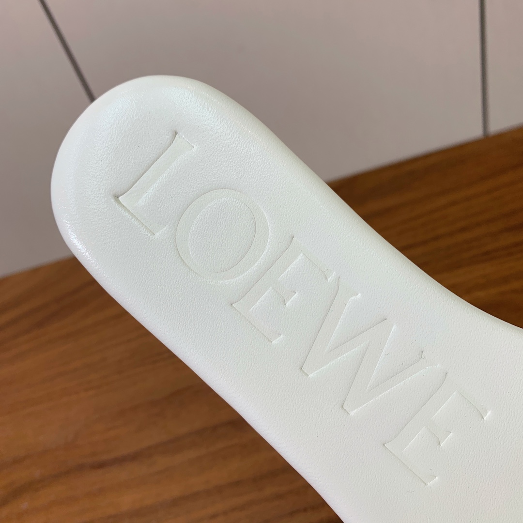【LOEW*】金扣皮拖鞋。简约大方，质感满满。日常随意搭配都非常奈斯。面料原版定制小牛皮，原版一致牛皮内