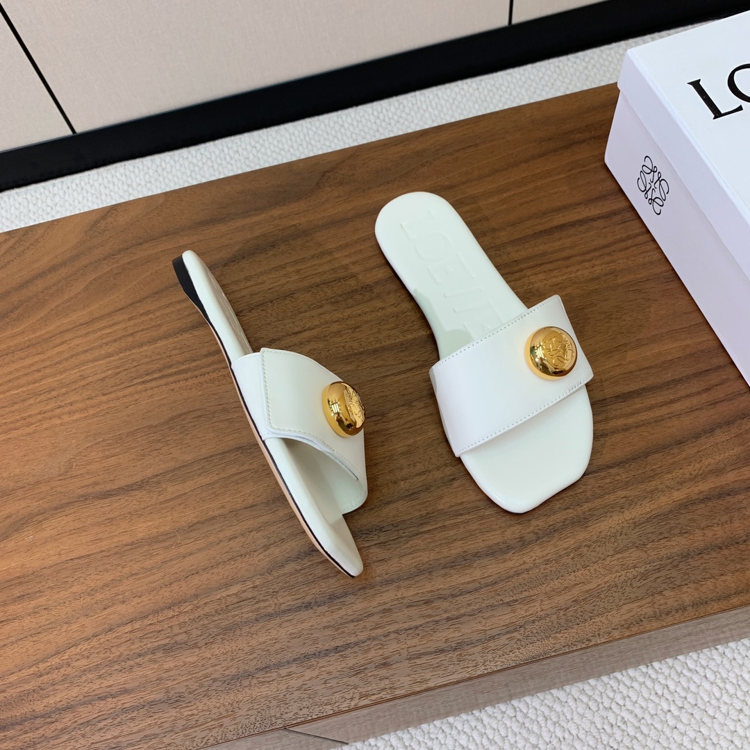 【LOEW*】金扣皮拖鞋。简约大方，质感满满。日常随意搭配都非常奈斯。面料原版定制小牛皮，原版一致牛皮内