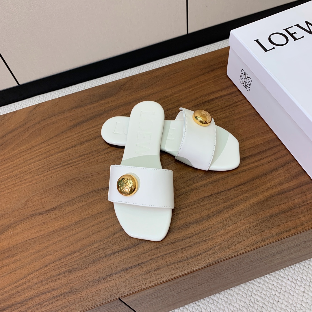【LOEW*】金扣皮拖鞋。简约大方，质感满满。日常随意搭配都非常奈斯。面料原版定制小牛皮，原版一致牛皮内