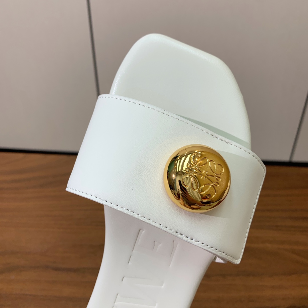 【LOEW*】金扣皮拖鞋。简约大方，质感满满。日常随意搭配都非常奈斯。面料原版定制小牛皮，原版一致牛皮内