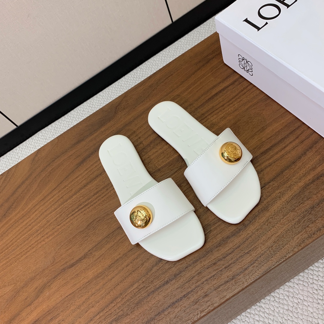 【LOEW*】金扣皮拖鞋。简约大方，质感满满。日常随意搭配都非常奈斯。面料原版定制小牛皮，原版一致牛皮内
