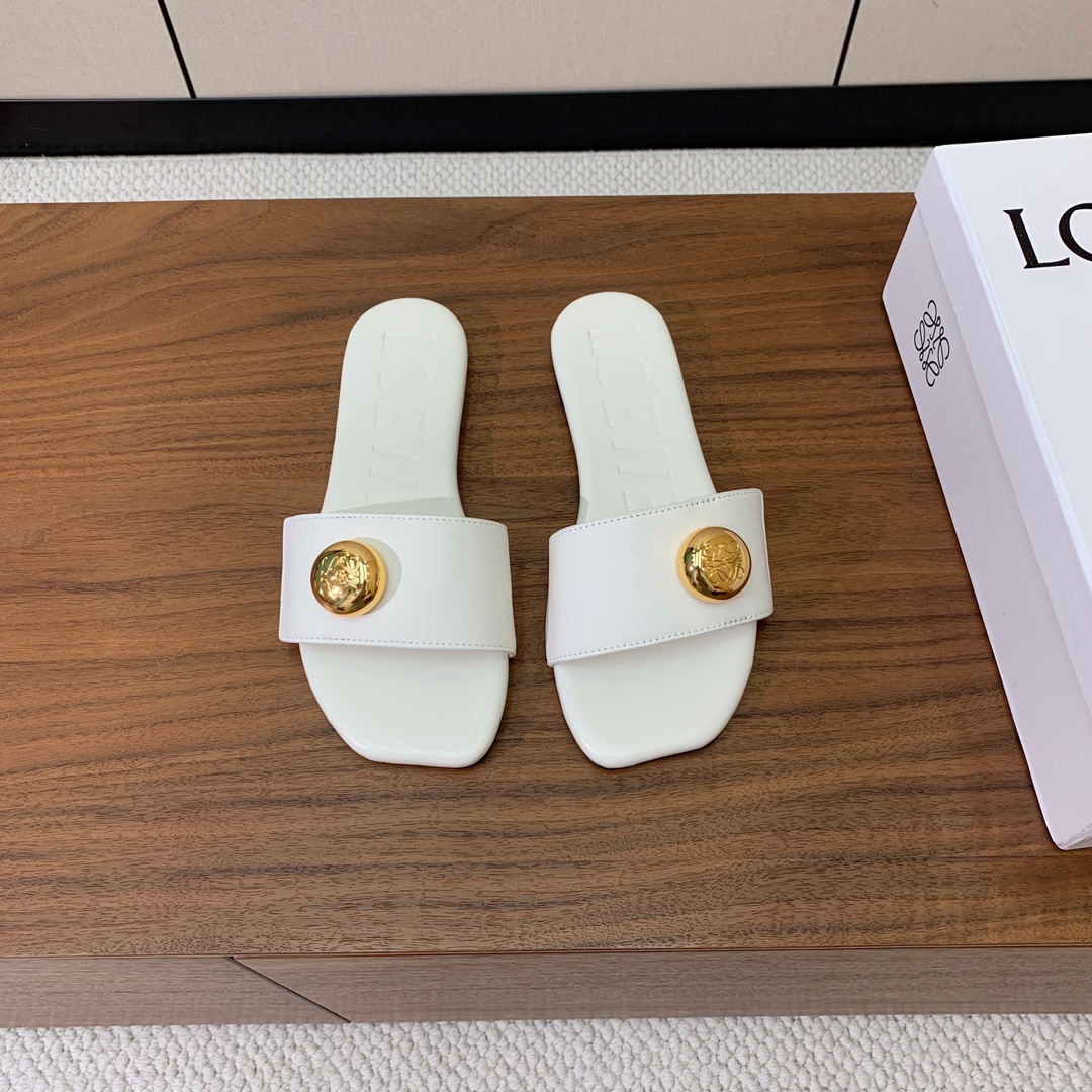 【LOEW*】金扣皮拖鞋。简约大方，质感满满。日常随意搭配都非常奈斯。面料原版定制小牛皮，原版一致牛皮内