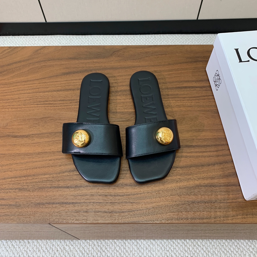 【LOEW*】金扣皮拖鞋。简约大方，质感满满。日常随意搭配都非常奈斯。面料原版定制小牛皮，原版一致牛皮内