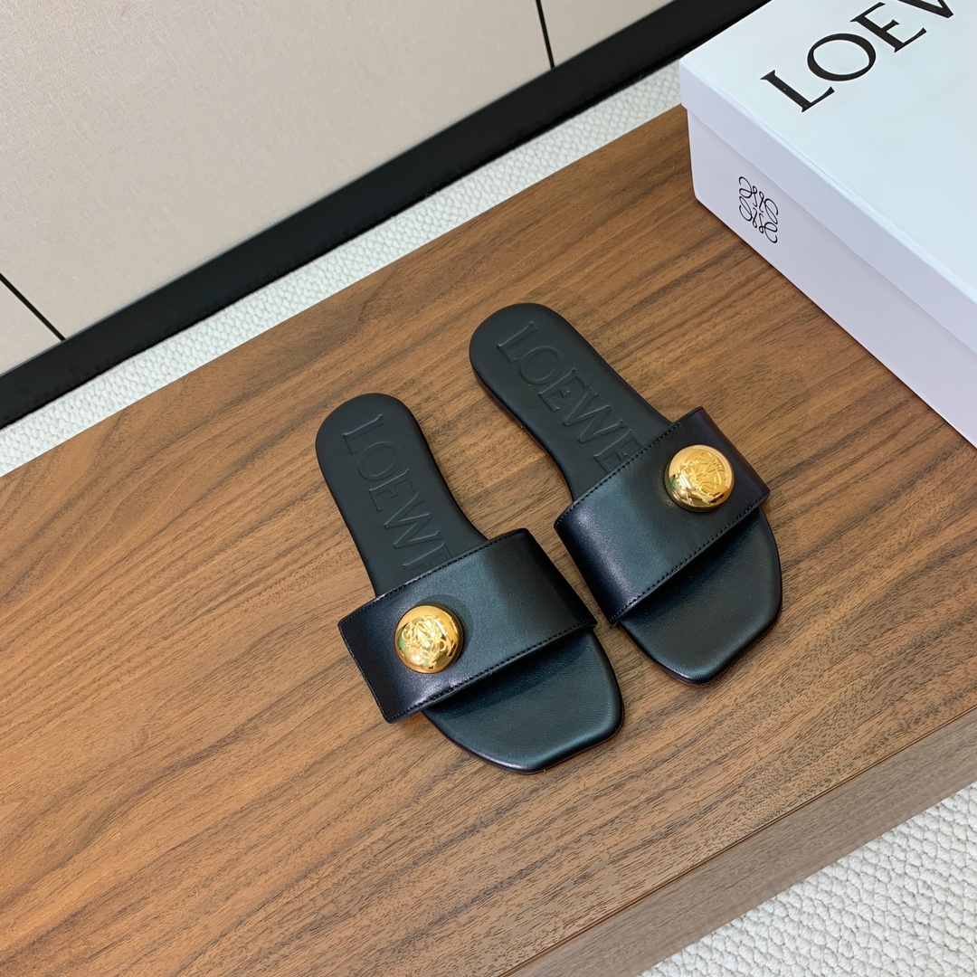 【LOEW*】金扣皮拖鞋。简约大方，质感满满。日常随意搭配都非常奈斯。面料原版定制小牛皮，原版一致牛皮内