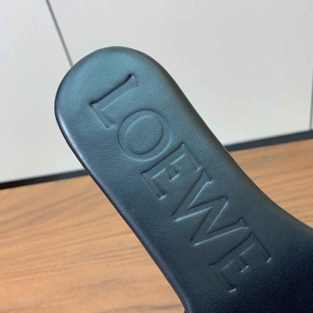 【LOEW*】金扣皮拖鞋。简约大方，质感满满。日常随意搭配都非常奈斯。面料原版定制小牛皮，原版一致牛皮内