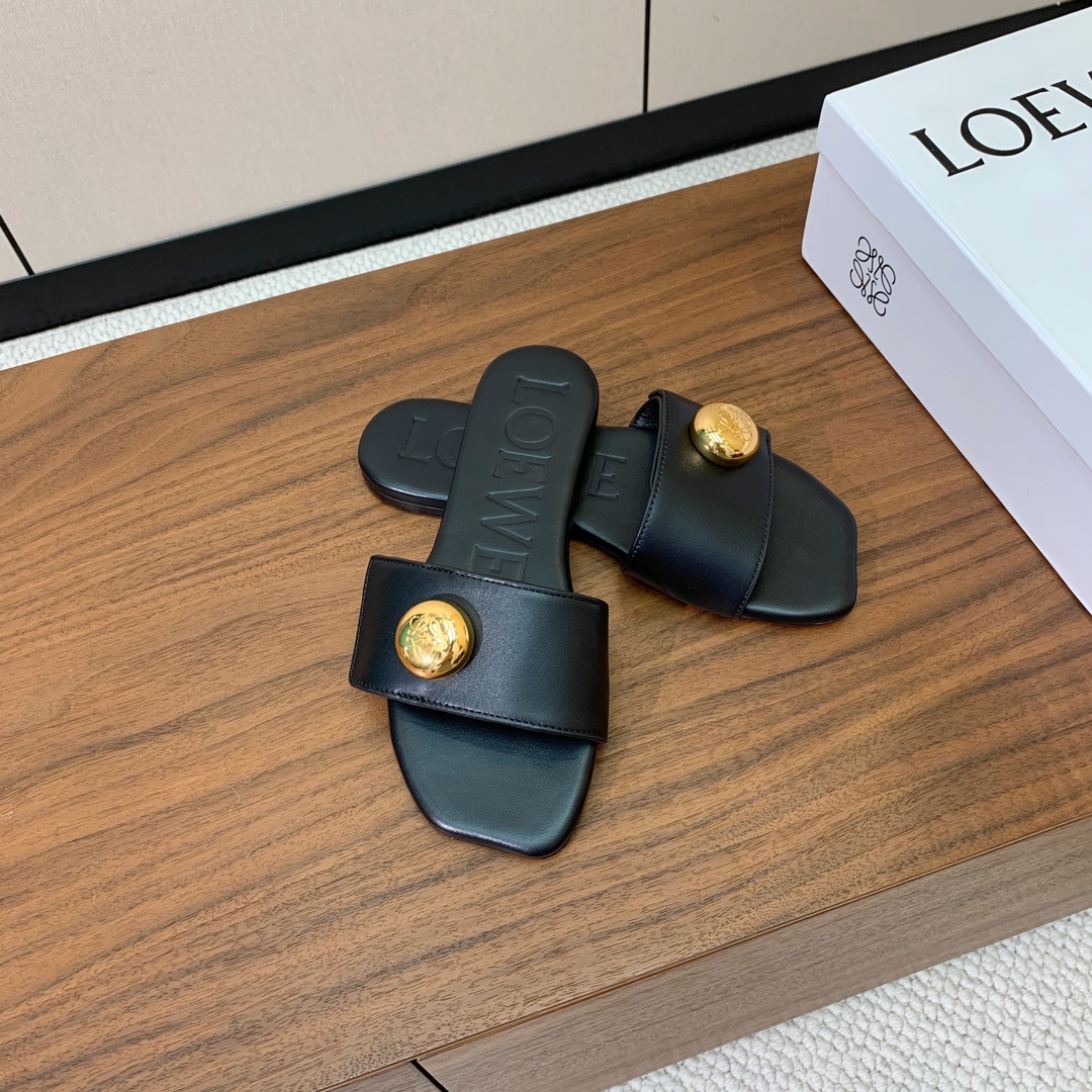 【LOEW*】金扣皮拖鞋。简约大方，质感满满。日常随意搭配都非常奈斯。面料原版定制小牛皮，原版一致牛皮内