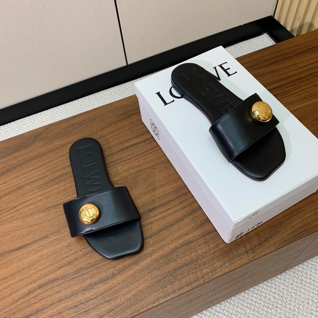 【LOEW*】金扣皮拖鞋。简约大方，质感满满。日常随意搭配都非常奈斯。面料原版定制小牛皮，原版一致牛皮内