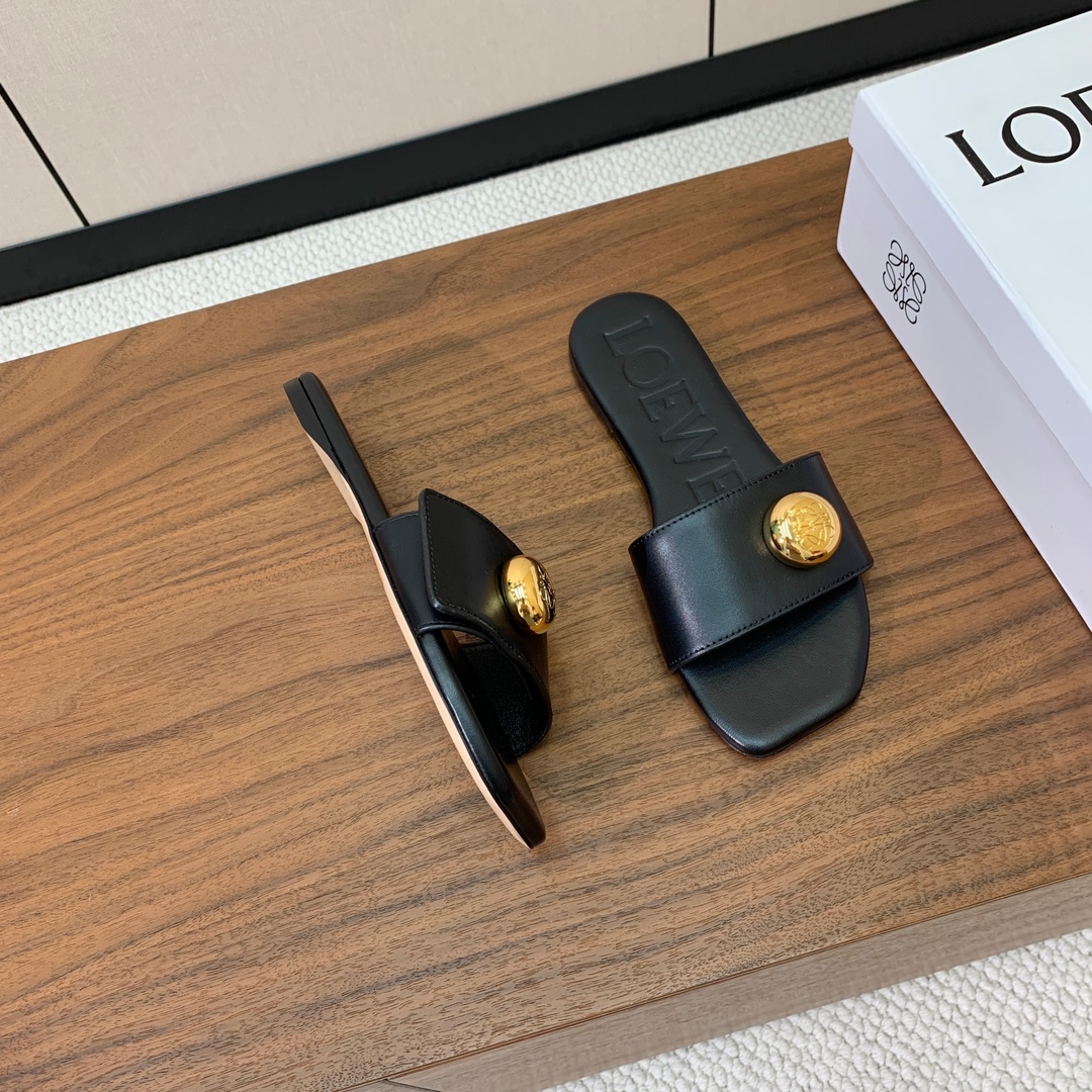 【LOEW*】金扣皮拖鞋。简约大方，质感满满。日常随意搭配都非常奈斯。面料原版定制小牛皮，原版一致牛皮内