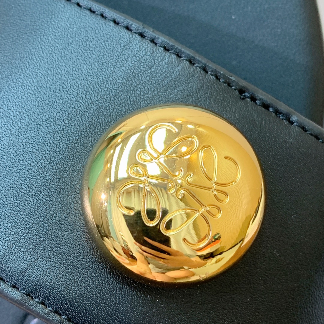 【LOEW*】金扣皮拖鞋。简约大方，质感满满。日常随意搭配都非常奈斯。面料原版定制小牛皮，原版一致牛皮内