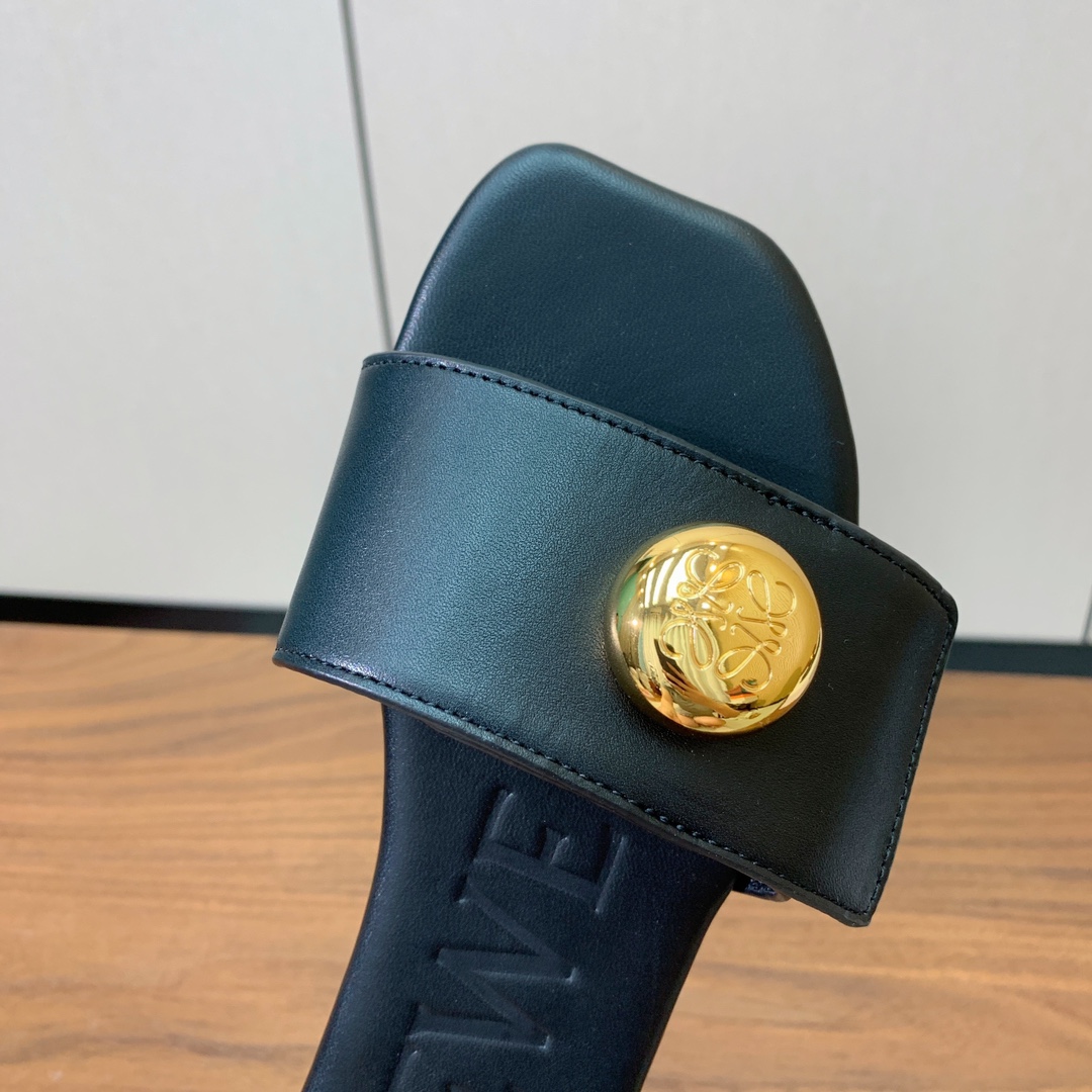【LOEW*】金扣皮拖鞋。简约大方，质感满满。日常随意搭配都非常奈斯。面料原版定制小牛皮，原版一致牛皮内