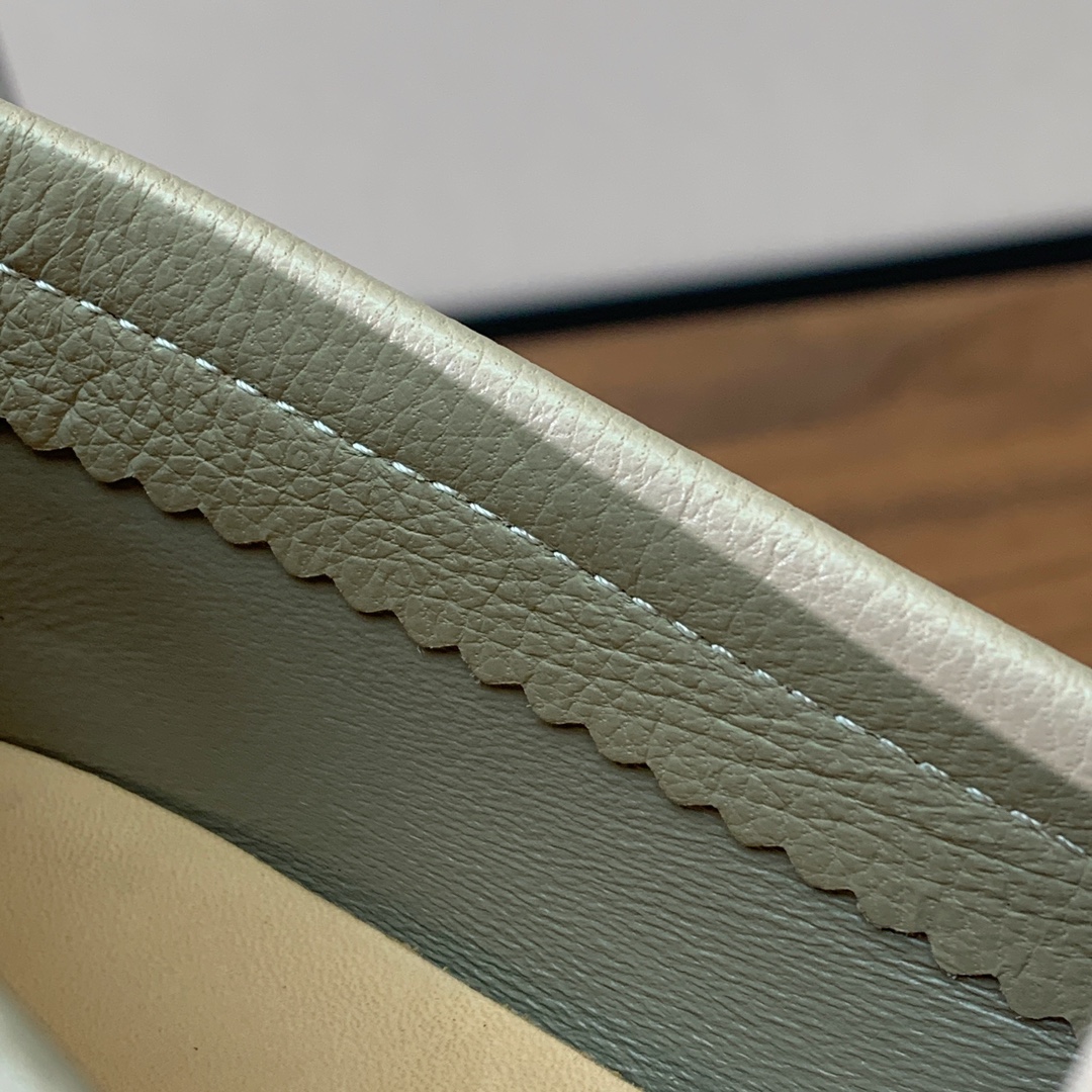 【Loro Piana】皮面乐福鞋。复古优雅低调奢华。时尚性与皮料实用性同样兼具依然全网最高品质。鞋面牛