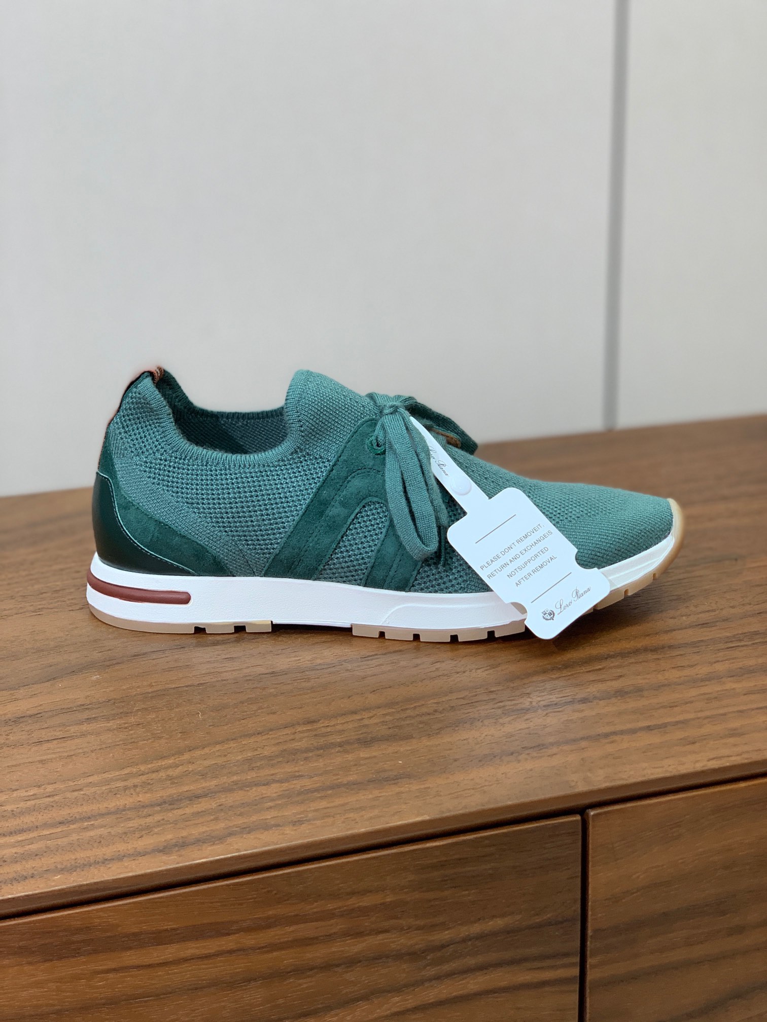 【Loro Piana】针织运动鞋。上脚轻便舒适。将功能性与低调个性风格和谐融合。打造都市着装的理想鞋履