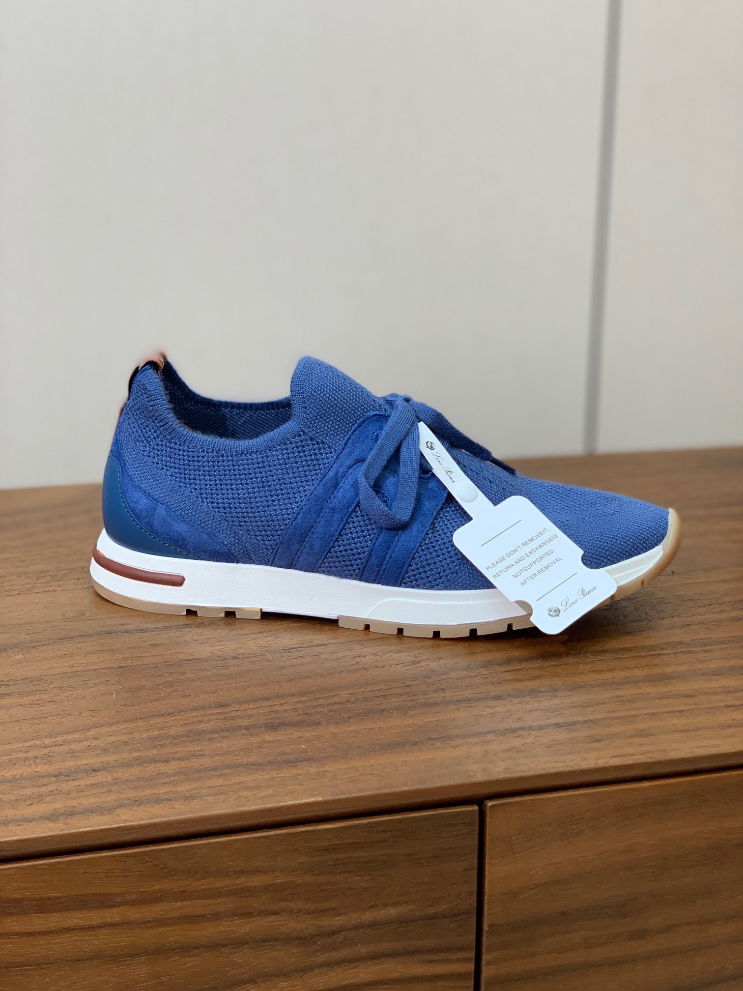 【Loro Piana】针织运动鞋。上脚轻便舒适。将功能性与低调个性风格和谐融合。打造都市着装的理想鞋履