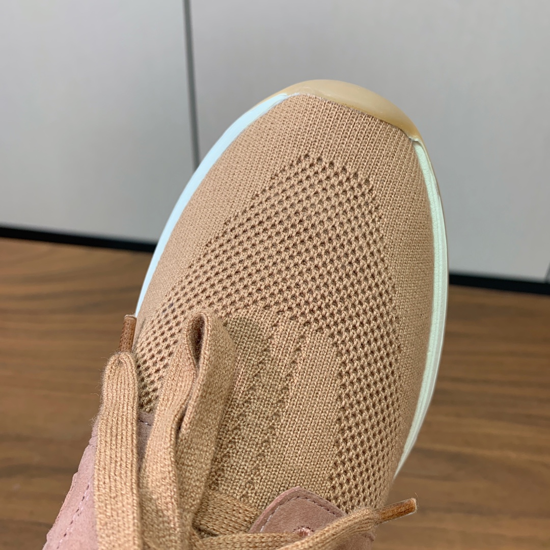 【Loro Piana】针织运动鞋。上脚轻便舒适。将功能性与低调个性风格和谐融合。打造都市着装的理想鞋履