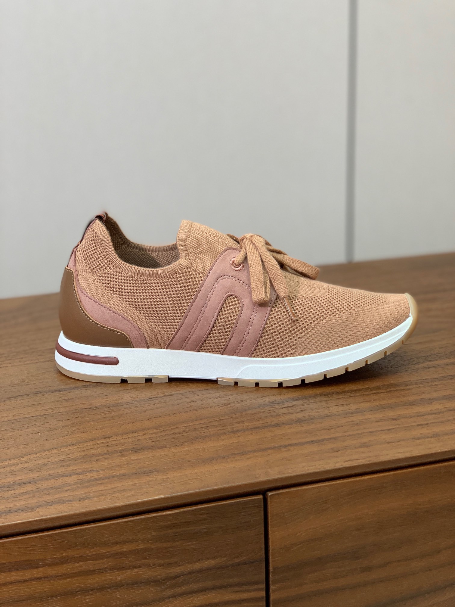 【Loro Piana】针织运动鞋。上脚轻便舒适。将功能性与低调个性风格和谐融合。打造都市着装的理想鞋履
